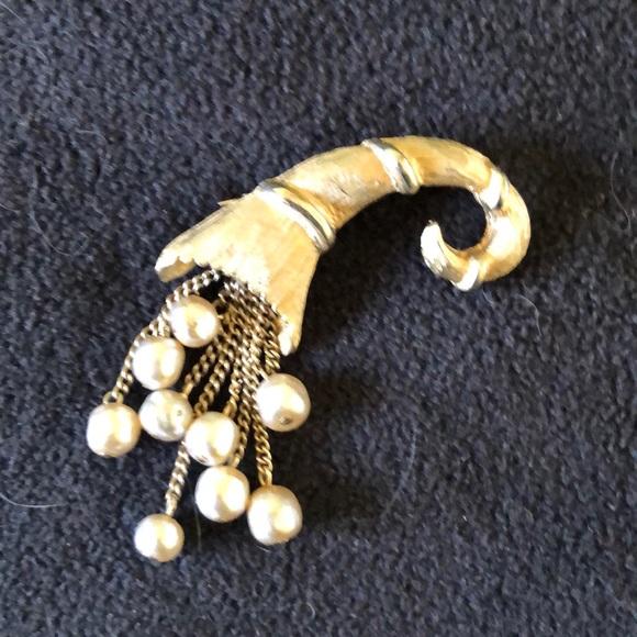 Vintage Horn of Plenty Pin - Picture 3 of 3